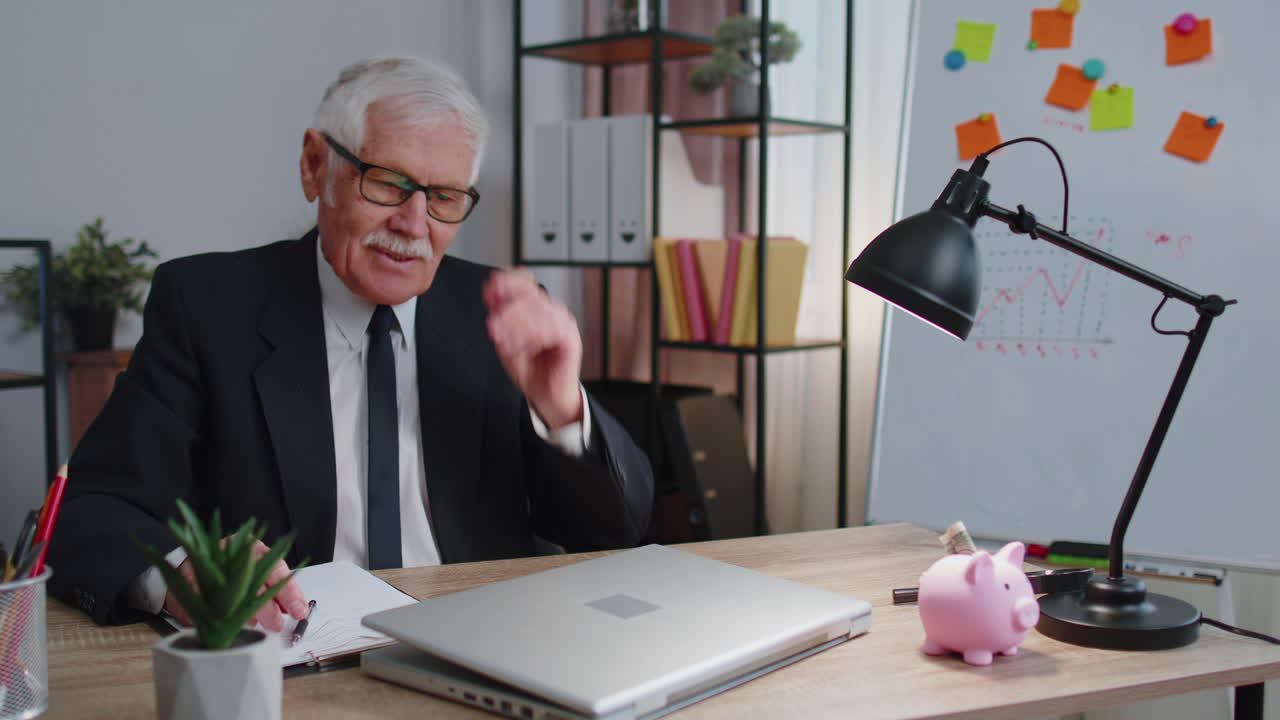 feliz hombre de negocios senior bailando baile de victoria celebrando fin de semana vacaciones éxito ganar en la oficina