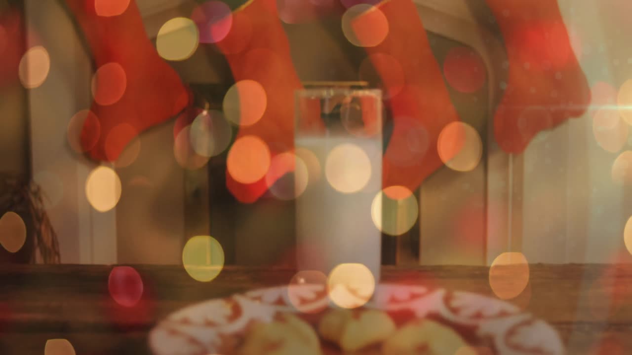 animación de luces de hadas sobre un vaso de leche y galletas de navidad