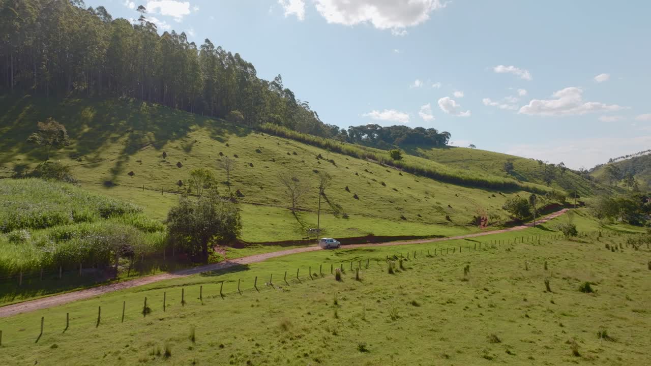 paisaje de la granja rural en un hermoso día soleado
