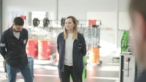 gerente femenina discutiendo la reparación de vehículos con el mecánico en el taller de reparación de automóviles