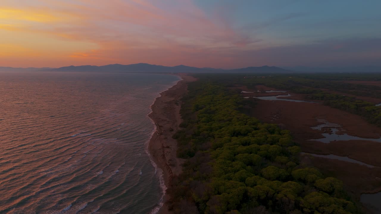 Tramonto sulla spiaggia sulla costa con laguna e palude.