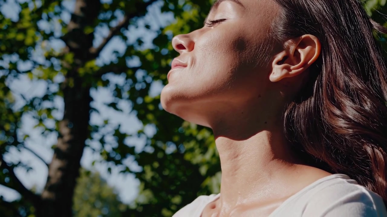 Jovem Mulher Desfrutando do Sol Quente ao Ar Livre