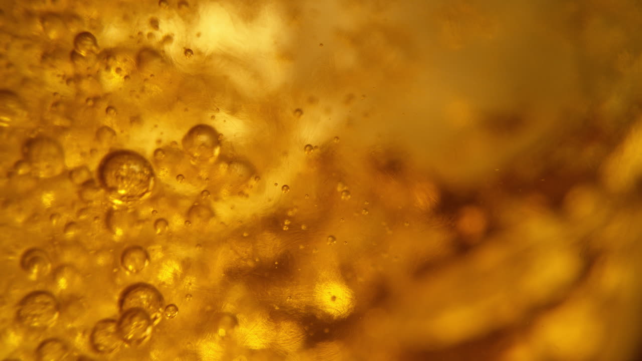 금색 액체와 거품
