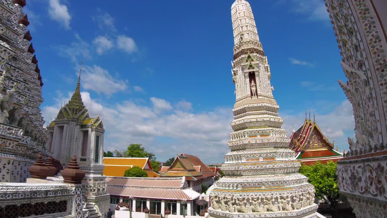 tiempo transcurrido: templo budista tailandés de wat arun, en bangkok