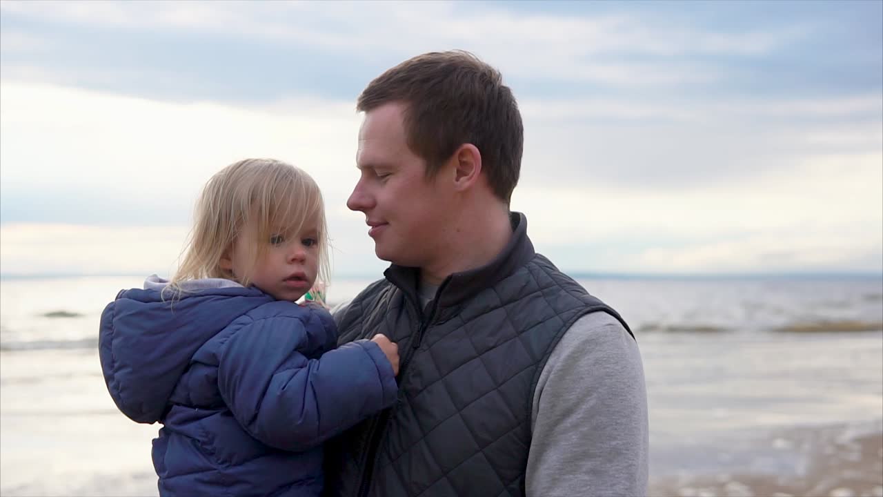 Padre e figlia sulla spiaggia