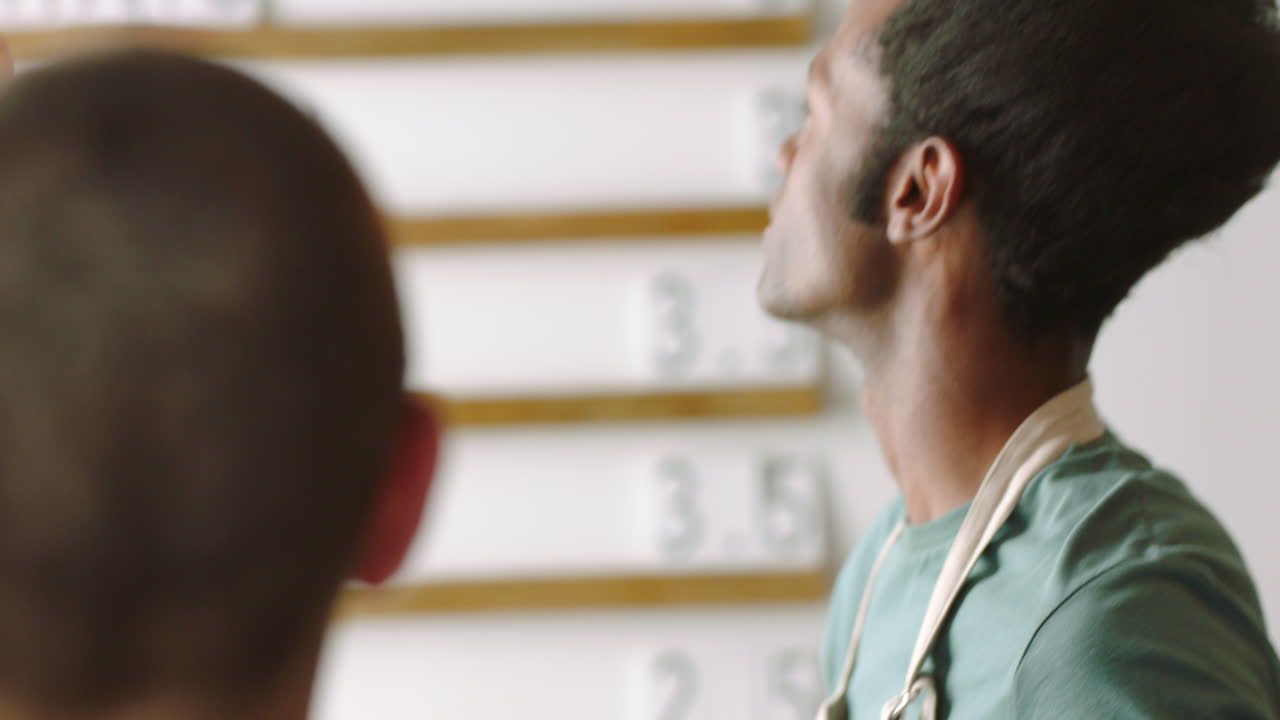 personas que trabajan en una cafetería