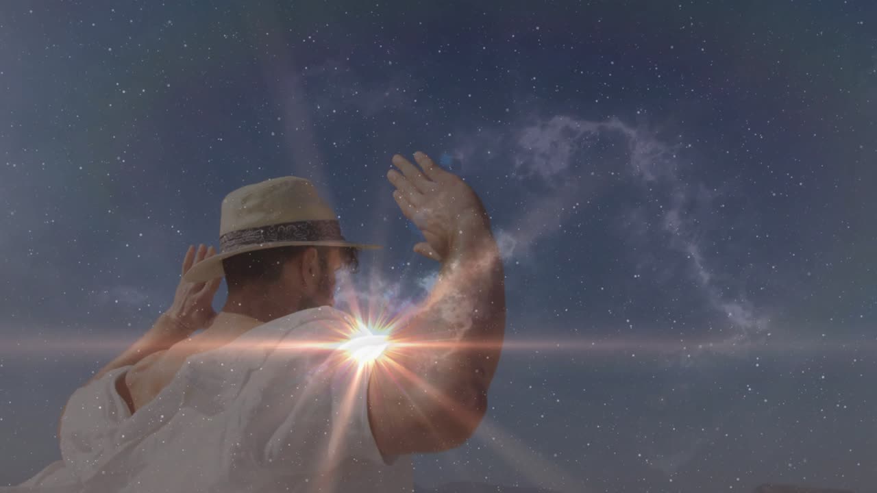 Uomo che alza il braccio sulla riva dando il via a un vortice animato di galassie che si dirige verso la sua mano, insegnando astronomia.
