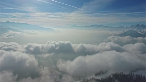 aereo - volando sopra le nuvole in una mattinata soleggiata attraverso il cielo blu
