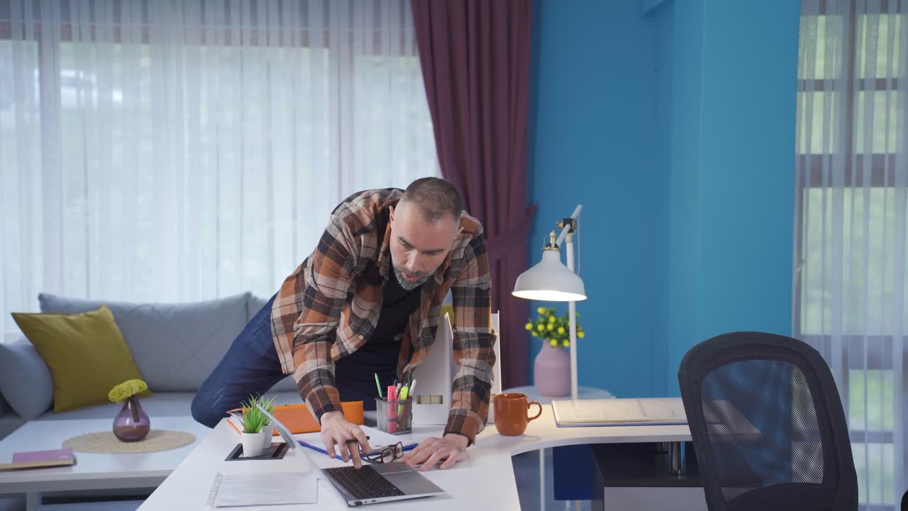 홈 오피스에서 일하는 사상가입니다.