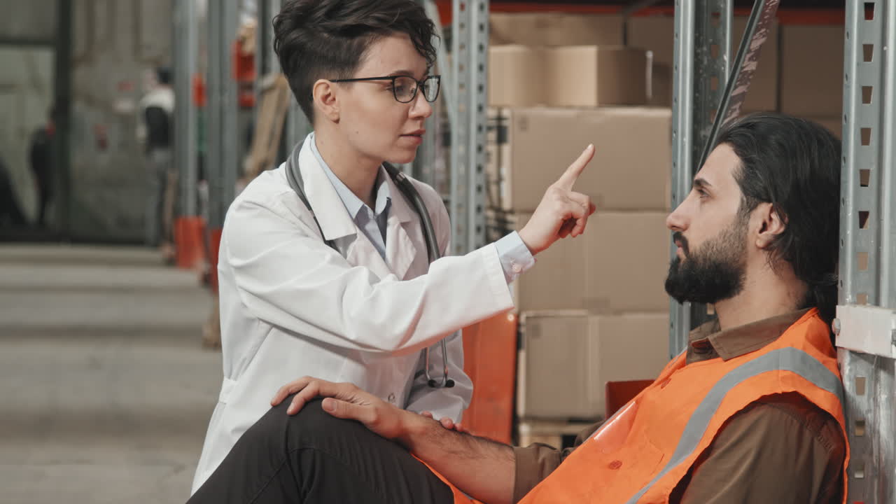 Doctora examinando a un hombre en el trabajo