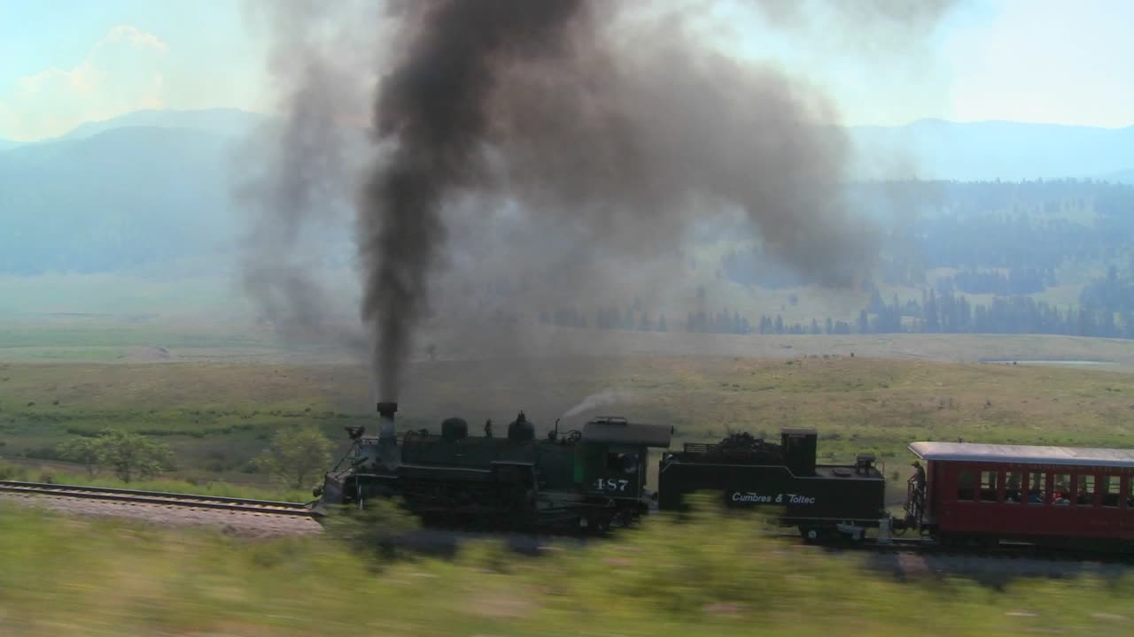 록키 산맥을 통과하는 증기 기관차의 여행 샷