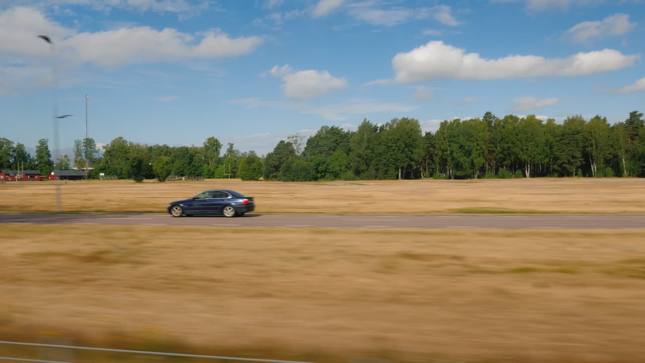 Viaggio su una strada panoramica in Svezia, una vista dal finestrino dell'auto, video 4k.