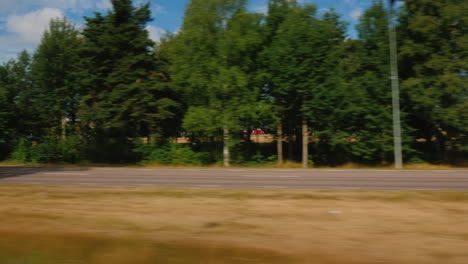 Viajando-En-Una-Carretera-Escénica-En-Suecia-Una-Vista-Desde-La-Ventana-De-Un-Automóvil-Ventana-4k