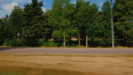 viajando por una carretera escénica en suecia una vista desde la ventana de un auto ventana 4k