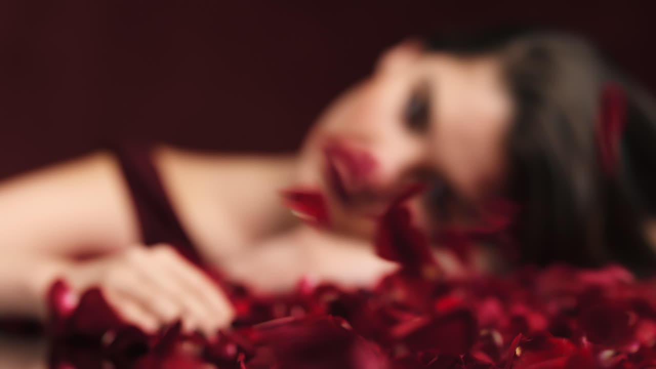 Fiori, bellezza e ritratto di donna in relax.