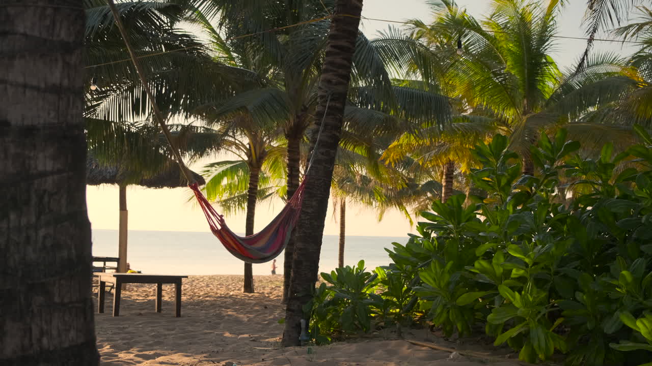 hamaca de playa tropical al atardecer