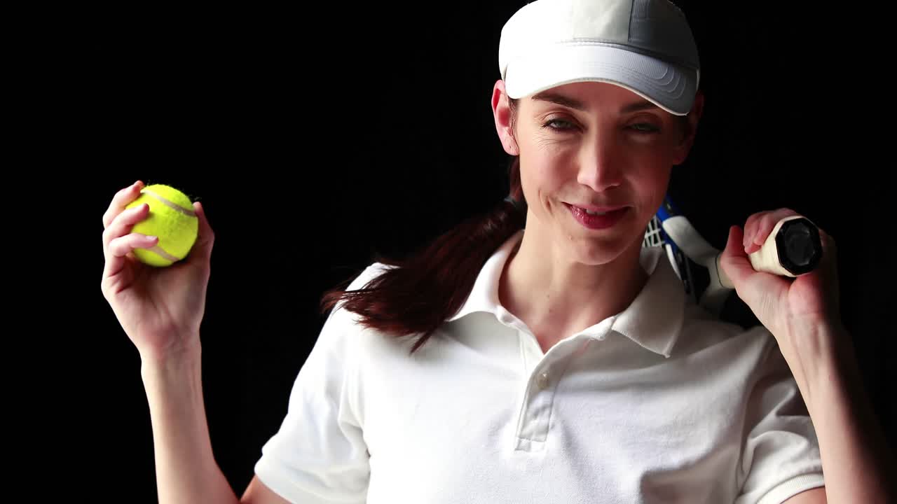 공 과 라켓 을 가지고 놀고 있는 테니스 선수