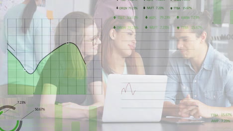 animación del procesamiento de datos financieros sobre diversos colegas que discuten el trabajo en la oficina