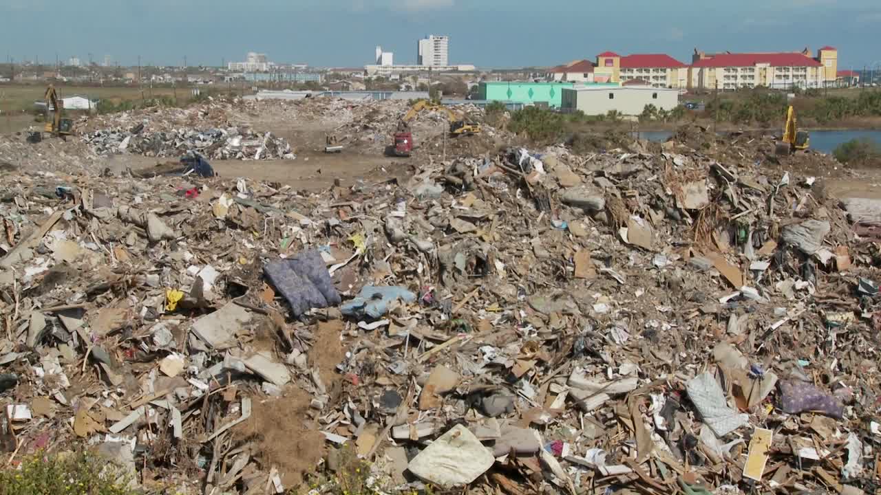 갤버스턴 텍사스 7에서 허리케인 아이크의 황폐화로 쓰레기가 쌓여 있습니다.