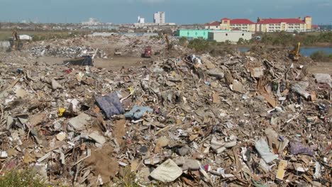 basura se amontona tras la devastación del huracán ike en galveston, texas 7