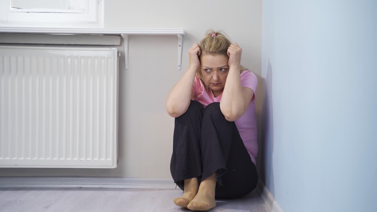 la mujer con los problemas se esconde. paciente mental.