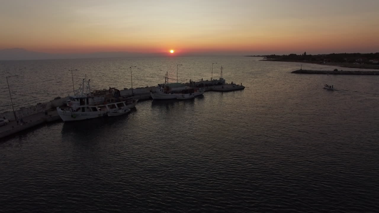 Veduta aerea del mare con molo al tramonto