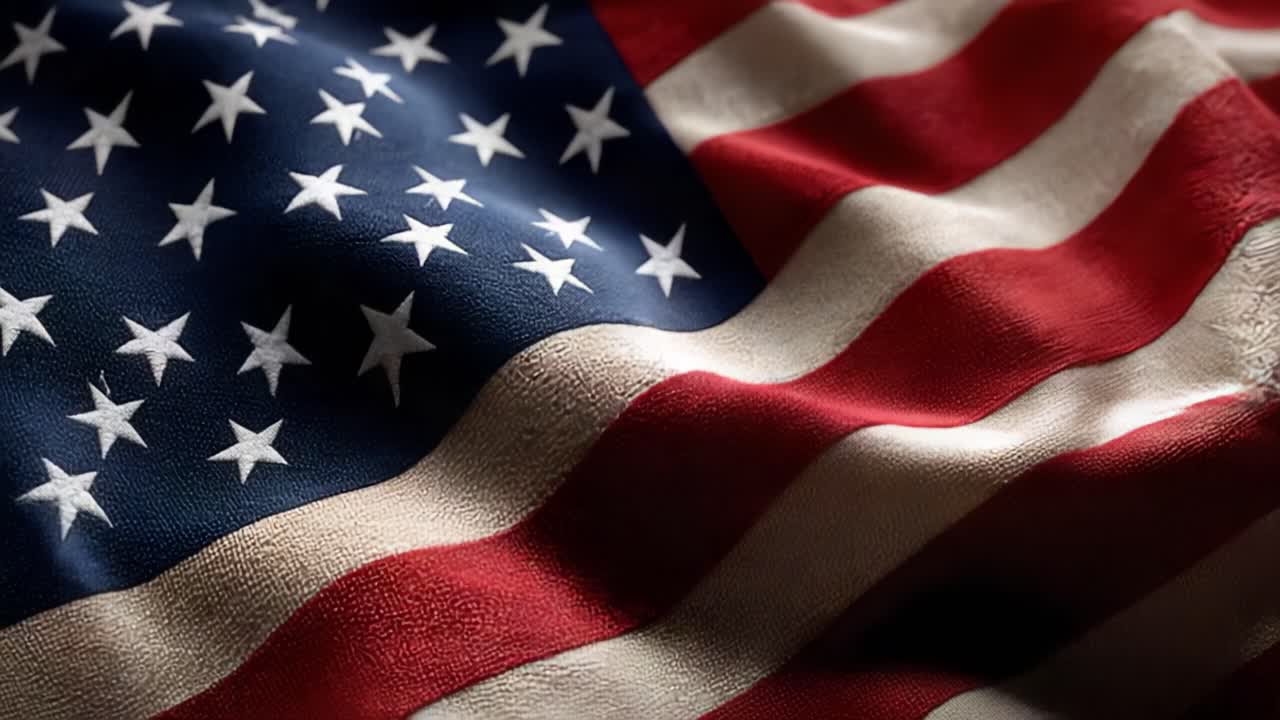 Et fengslende nærbilde av et viftende amerikansk flagg som viser frem stjerner og striper, og symboliserer frihet, patriotisme og nasjonal stolthet i levende teksturer og farger.
