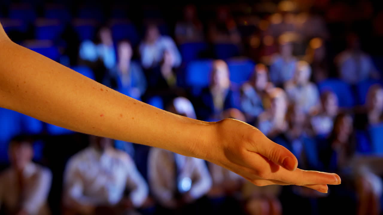 mujer de negocios hablando en un seminario de negocios en el escenario en el auditorio 4k