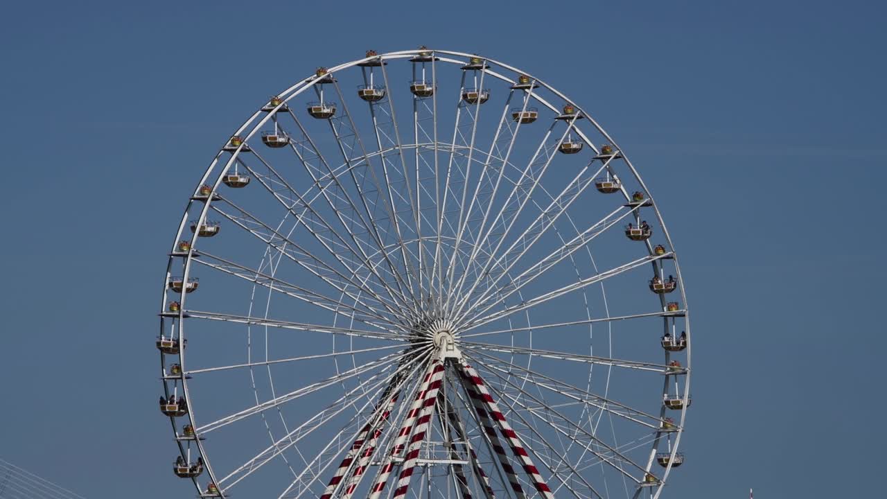 la rueda gigante con el cielo azul claro, honfleur, normandía, francia