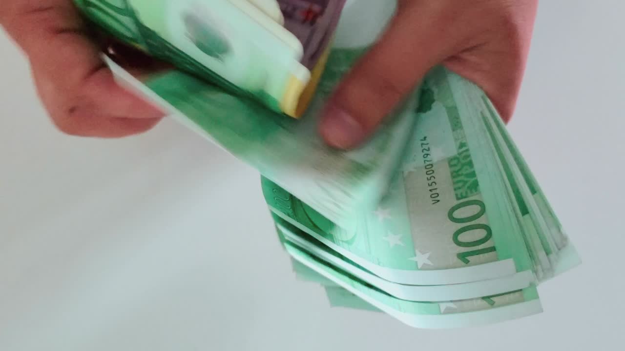 vista de cerca de un hombre contando a mano los billetes de dinero en euros - moneda europea, dinero, fondos.
