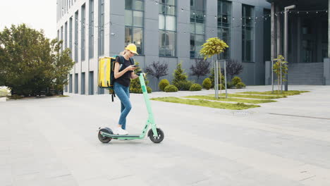 mujer en scooter eléctrico haciendo una entrega de comida