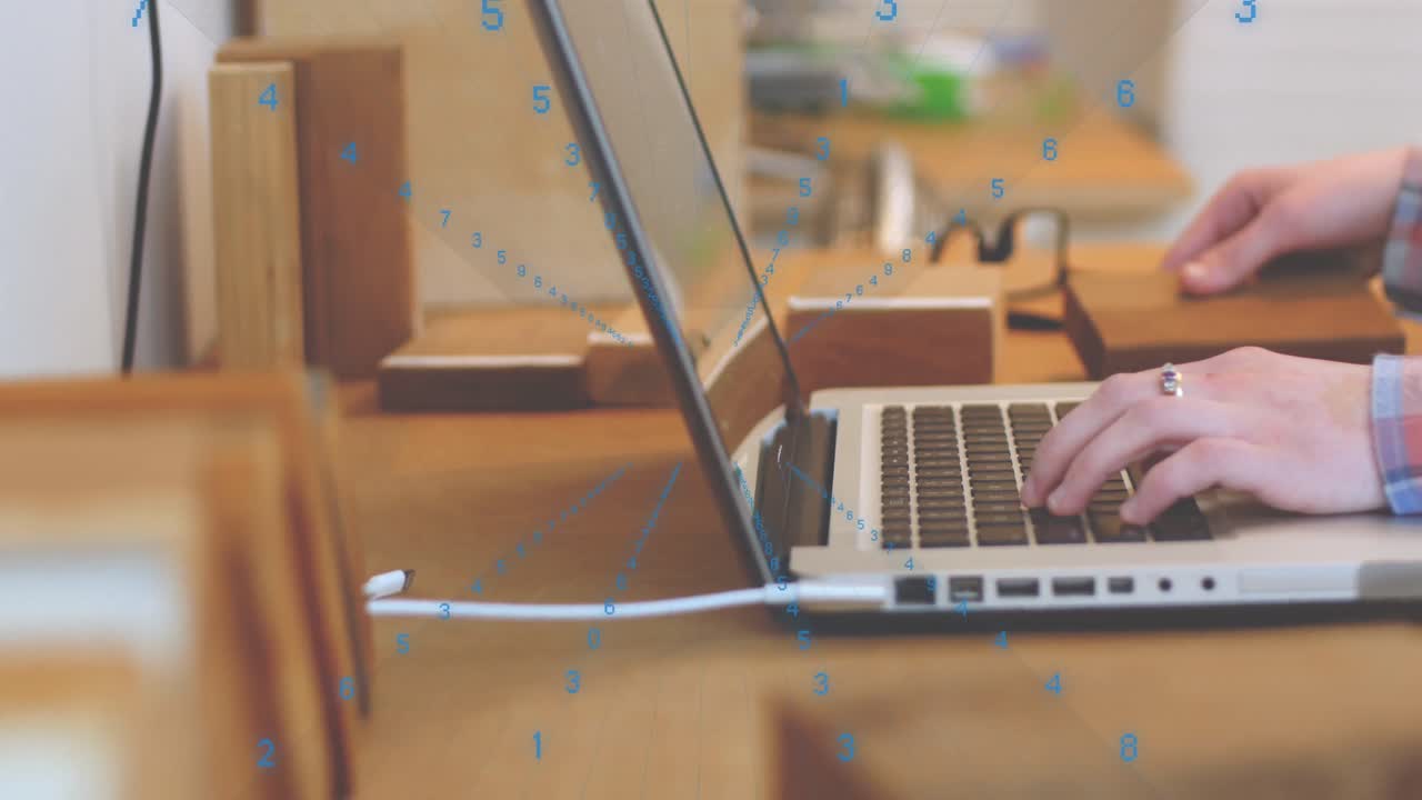 animación de cambios de números en bucle sobre las manos recortadas de un hombre caucásico escribiendo en una computadora portátil