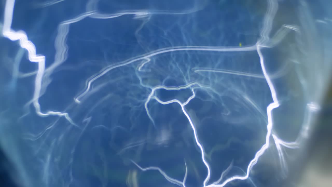 느린 동작: 내부에 많은 에너지 광선이 있는 플라즈마 공 - 근접