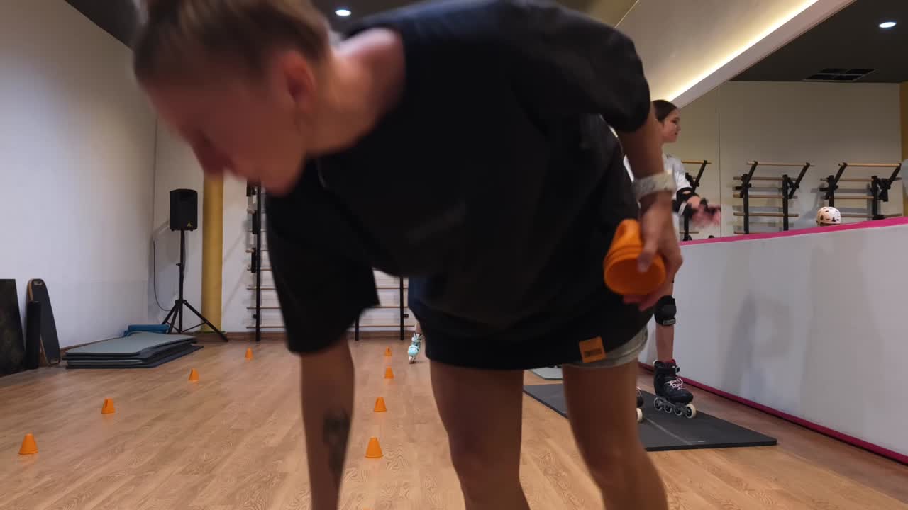 체육관에서 아이들을 위한 롤러 스케이팅 훈련