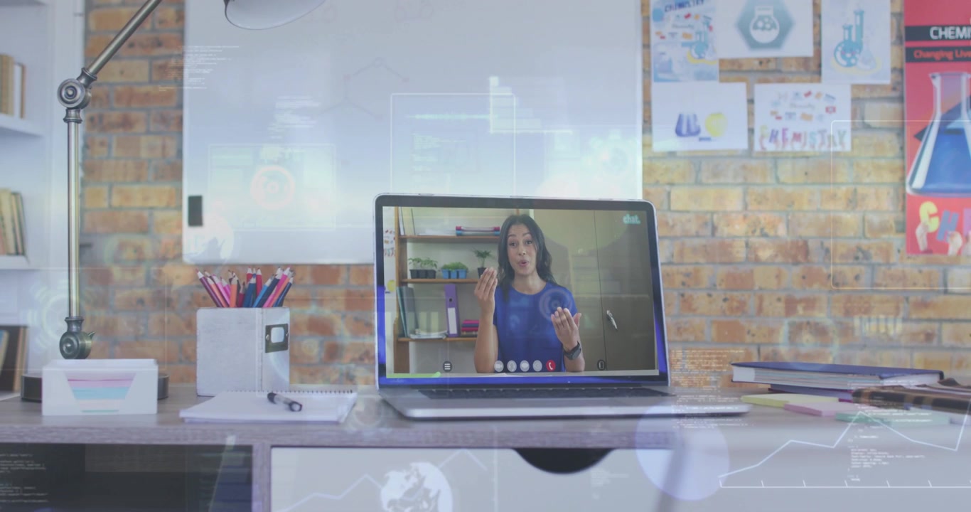 Mulher ensinando no laptop, iniciando uma chamada, gesticulando, contando, apontando, voltando para casa, com blusa azul.