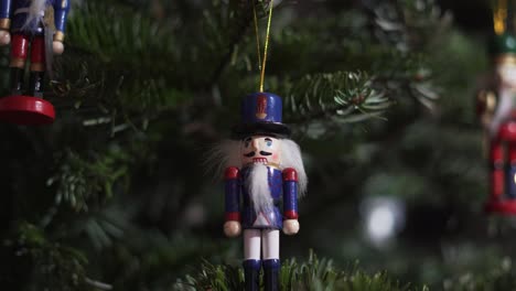 cascanueces de juguete de decoración en el árbol de navidad