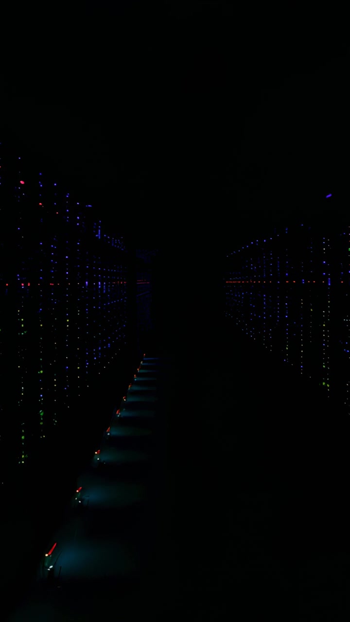 Video verticale: dolly in partenza, telecamera che si muove lungo la corsia mostrando rack, LED, luci bluastre sul pavimento