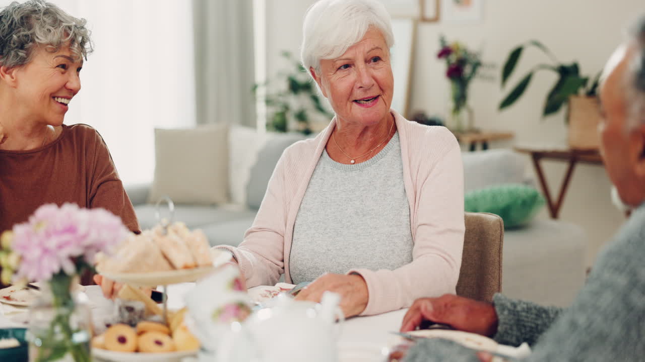 대화, 점심 식사, 테이블에 앉은 수석 친구들