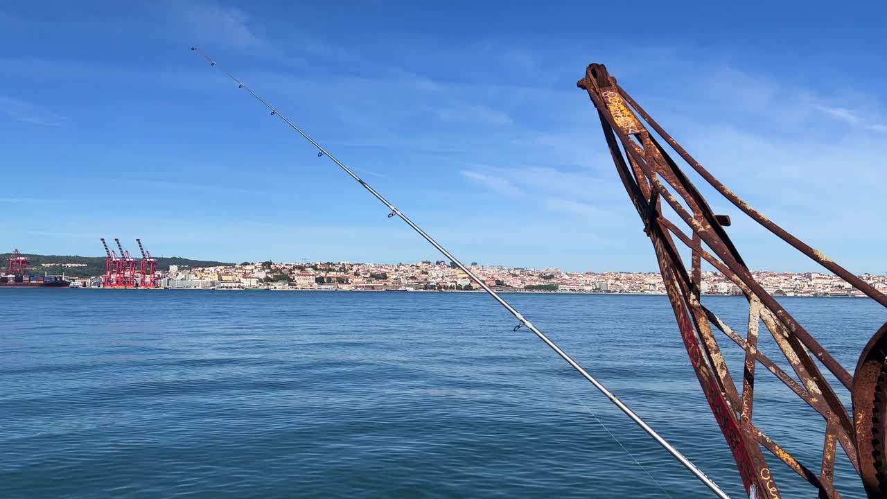 Ponte 25 de Abril a Lisbona, Portogallo, vicino al fiume Tago 4K