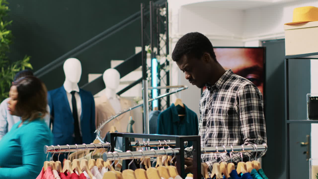 cliente comprando ropa de moda