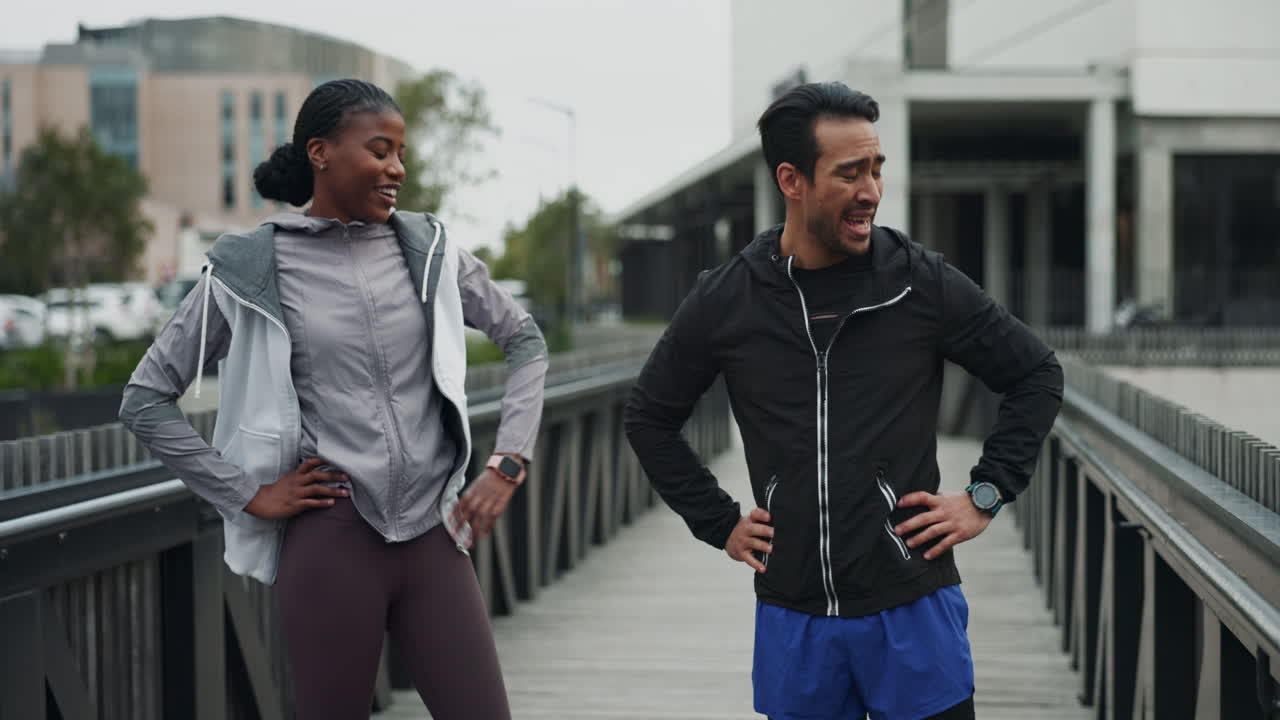 친구 들 이 운동 의 성취 를 축하 하고 있다
