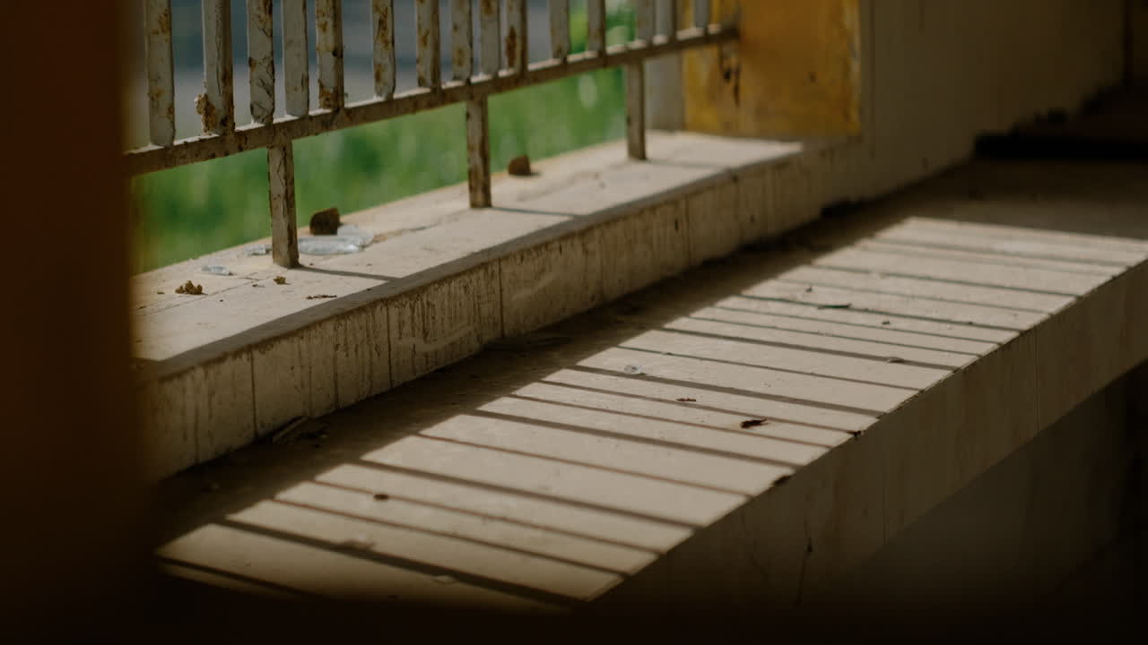 у окон есть тени в заброшенном здании.