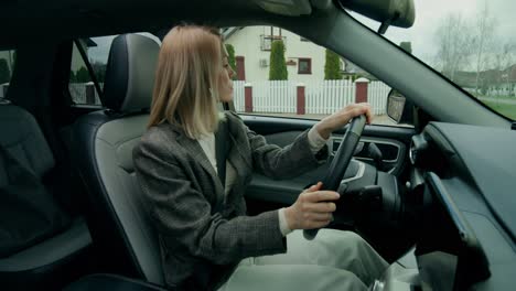 mujer conduciendo un auto