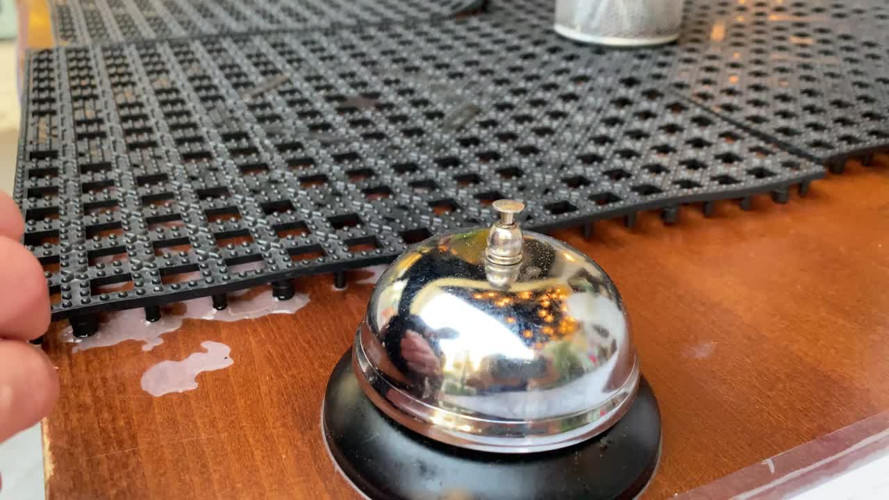 남자 손 으로 봉사 종 반지