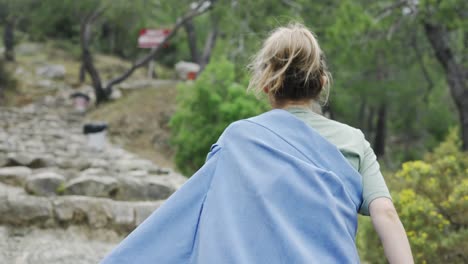 Una-Mujer-Caminando-Por-Escalones-Rocosos-En-Una-Caminata