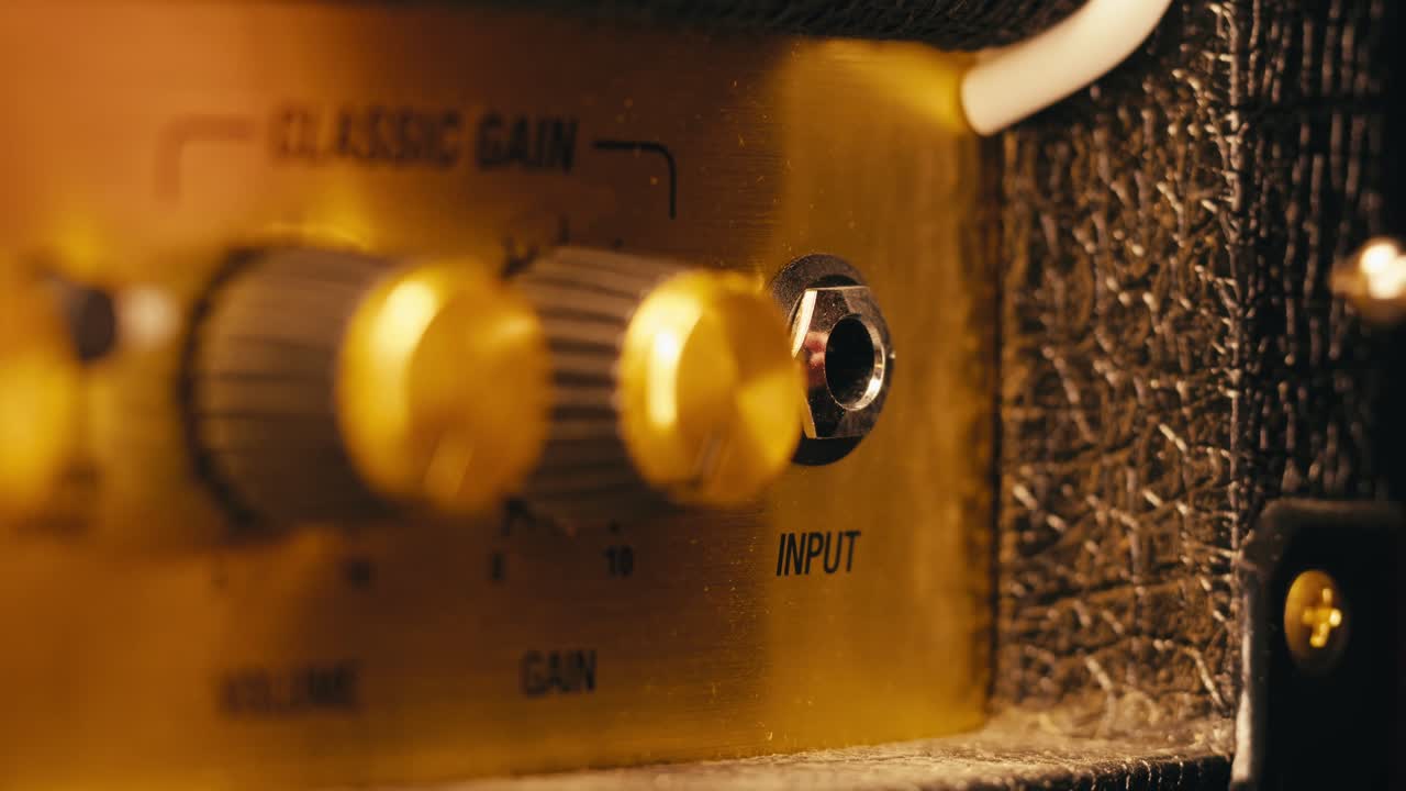 joven músico comprobando las cuerdas de una guitarra acústica de cerca. guitarrista masculino afinando el sonido de un instrumento musical.
