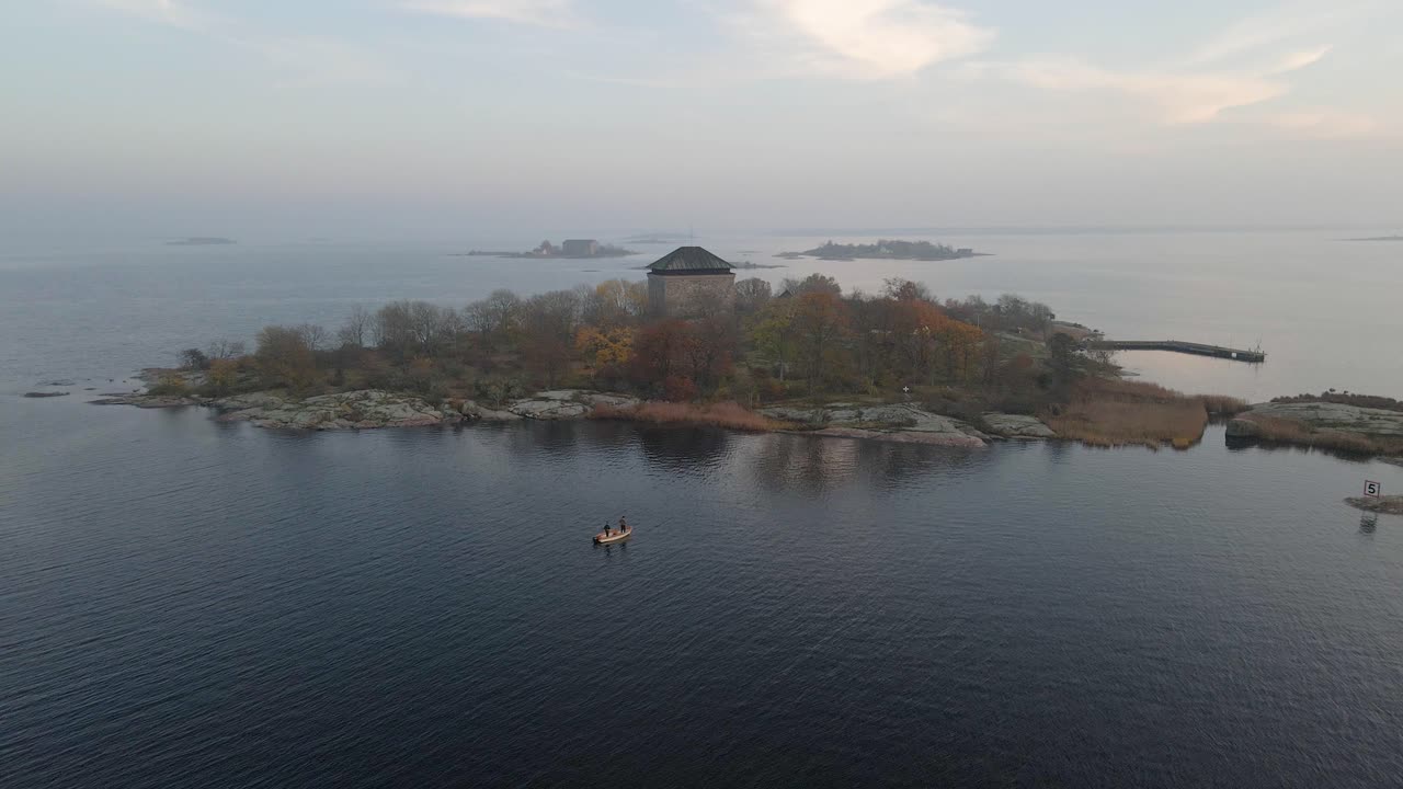 스웨덴 칼스크로나(karlskrona) 해군 도시에 있는 아름다운 군도에서 물고기를 잡으려고 배에 서 있는 두 명의 어부들에 대한 공중 전망