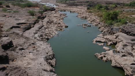 Imágenes-Aéreas-De-Drones-De-Un-Río-Con-Baches---En-Nighoj-Cerca-De-Pune-Y-Es-Famoso-Por-Los-Baches-Creados-Naturalmente-En-El-Lecho-Del-Río-Kukadi