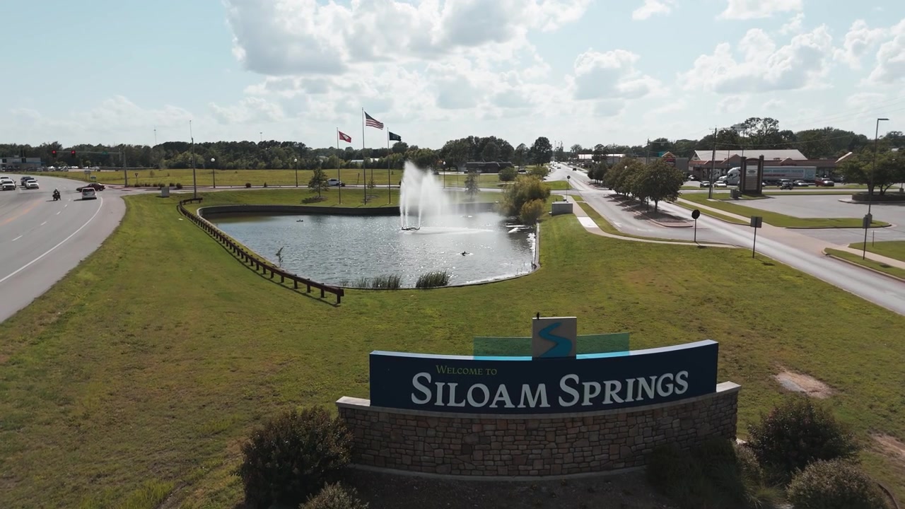 Placa de Boas-Vindas para a Cidade de Siloam Springs ao longo da Rodovia U.S. 412 no Noroeste do Arkansas, EUA. Imagem de Drone Aérea