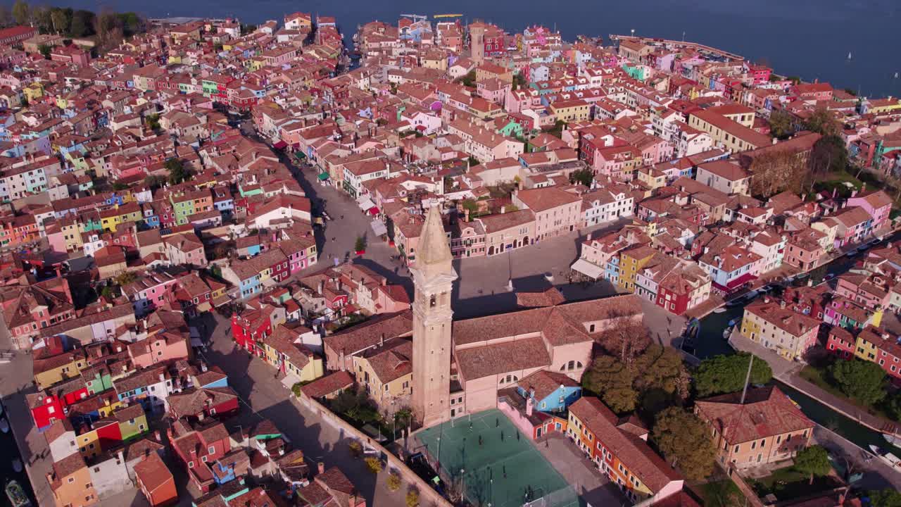 I vivaci canali di Burano con edifici colorati e barche